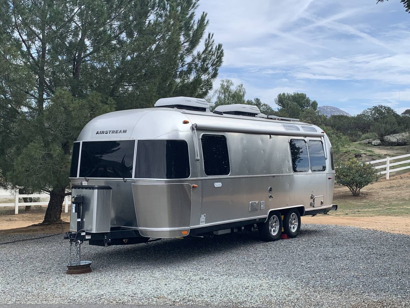 A photo of this 2022 Airstream FLYING CLOUD 25FB QUEEN