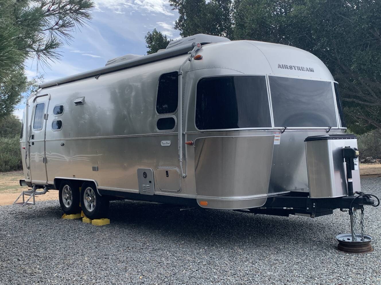 A photo of this 2022 Airstream FLYING CLOUD 25FB QUEEN