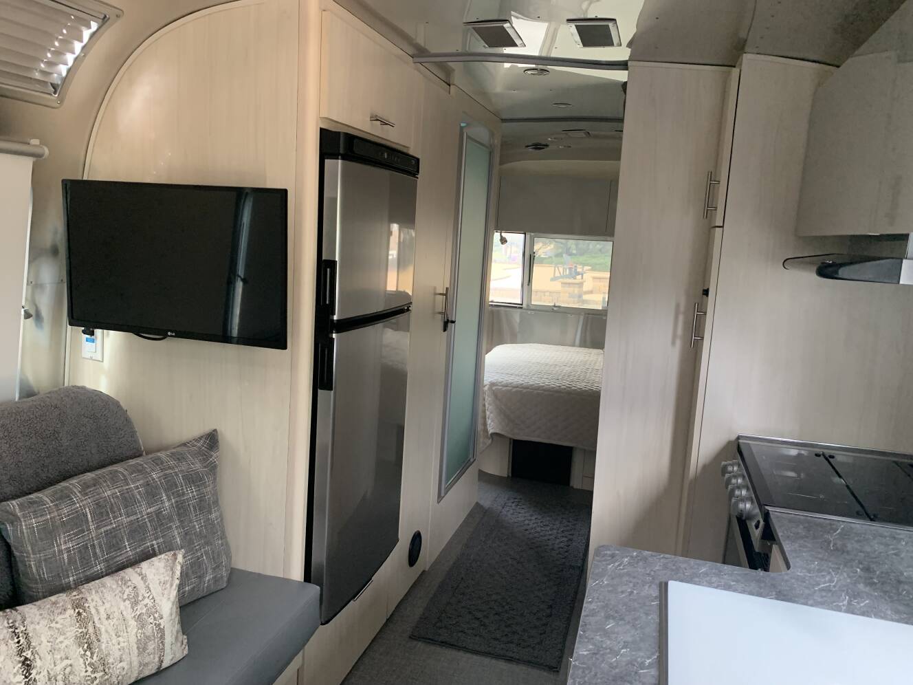 A photo of this 2022 Airstream FLYING CLOUD 25FB QUEEN