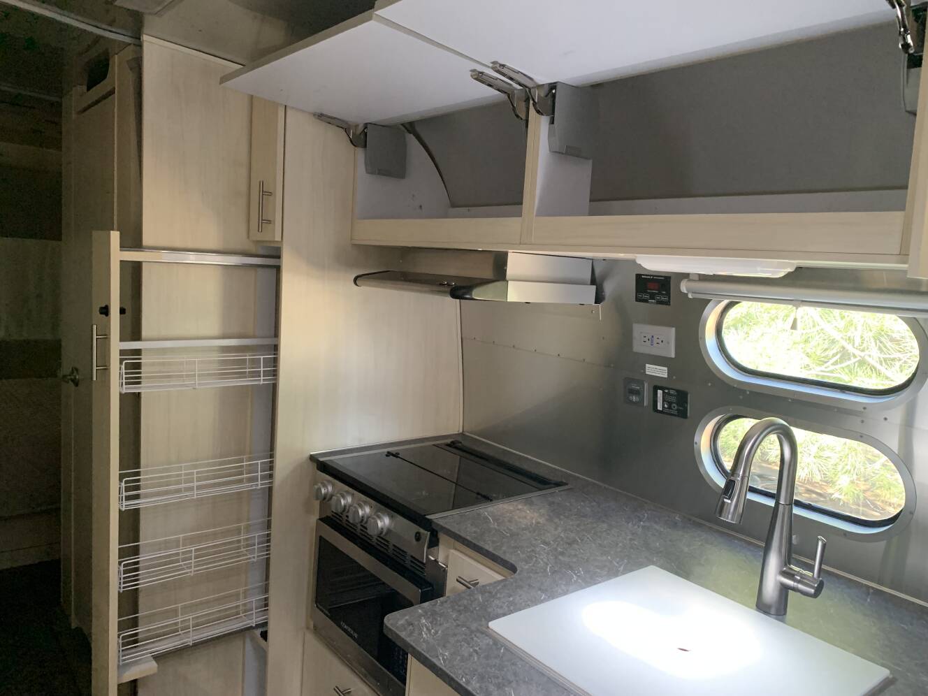 A photo of this 2022 Airstream FLYING CLOUD 25FB QUEEN