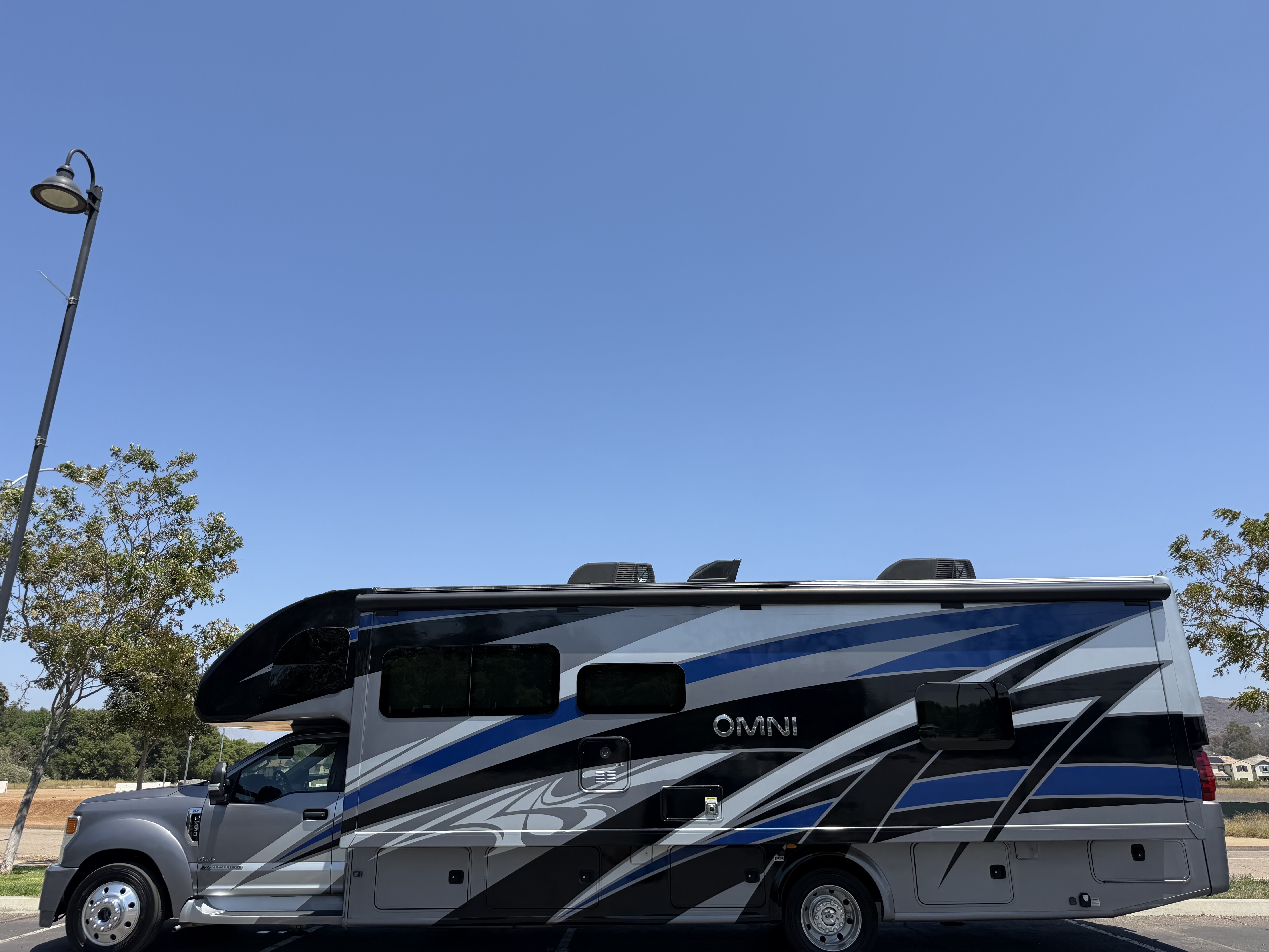 2021 Thor Motor Coach OMNI SUPER C SV34 in ramona CA