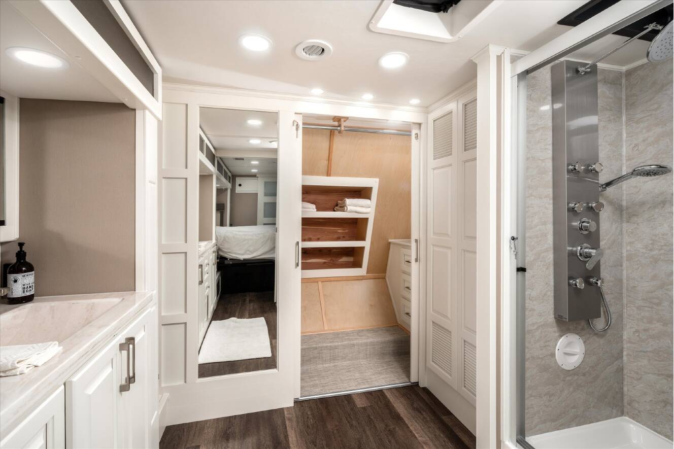 A photo of this 2027 Luxe ELITE 46RKB