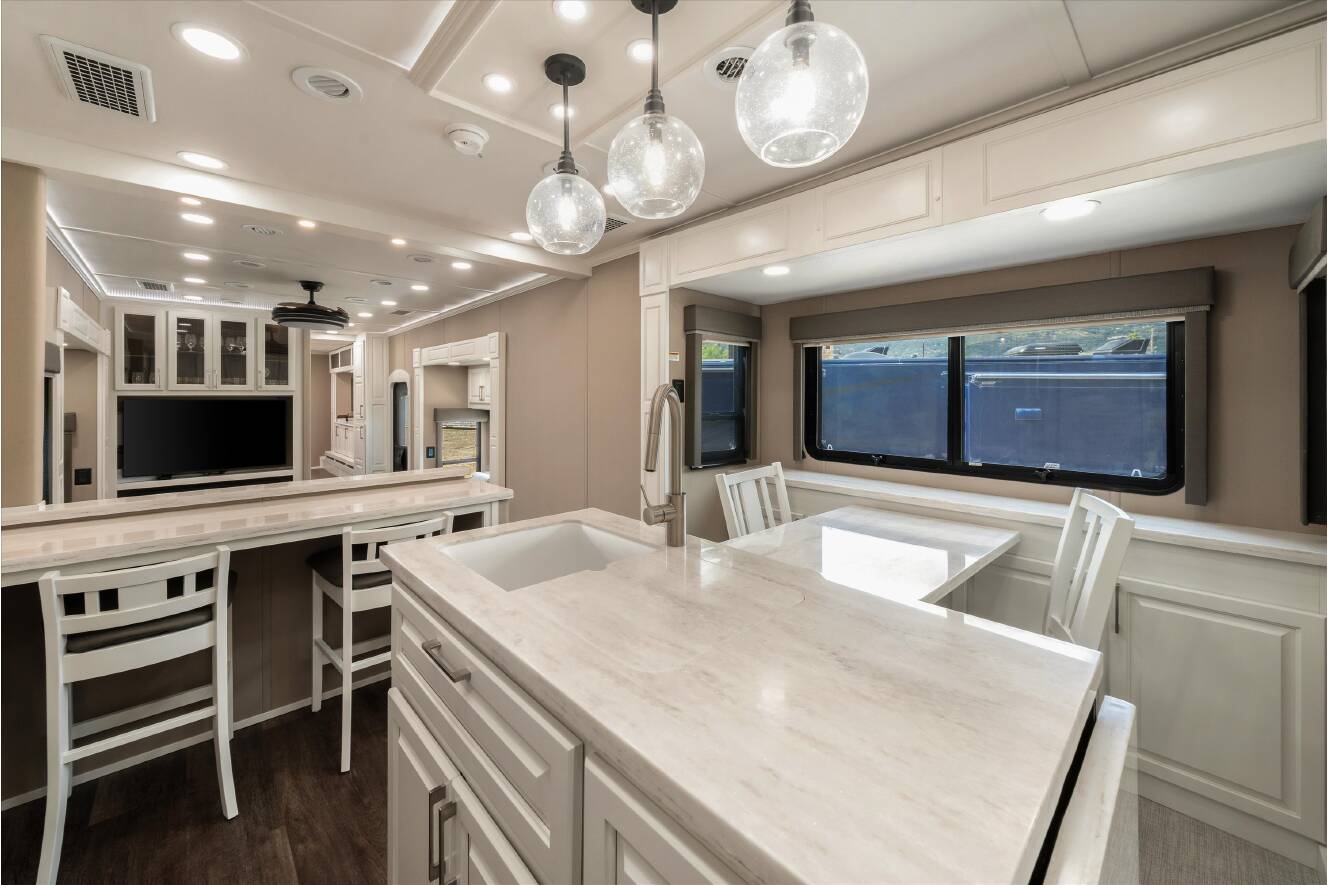 A photo of this 2027 Luxe ELITE 46RKB