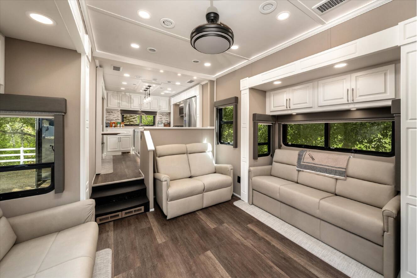 A photo of this 2027 Luxe ELITE 46RKB