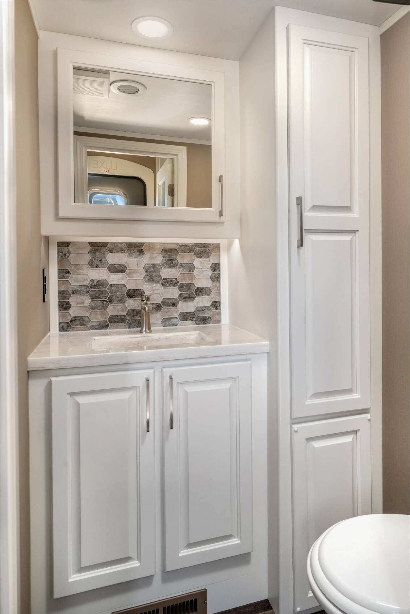 A photo of this 2027 Luxe ELITE 46RKB