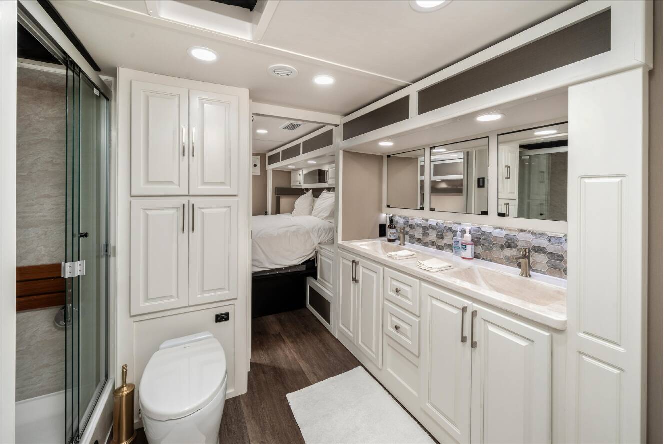 A photo of this 2027 Luxe ELITE 46RKB