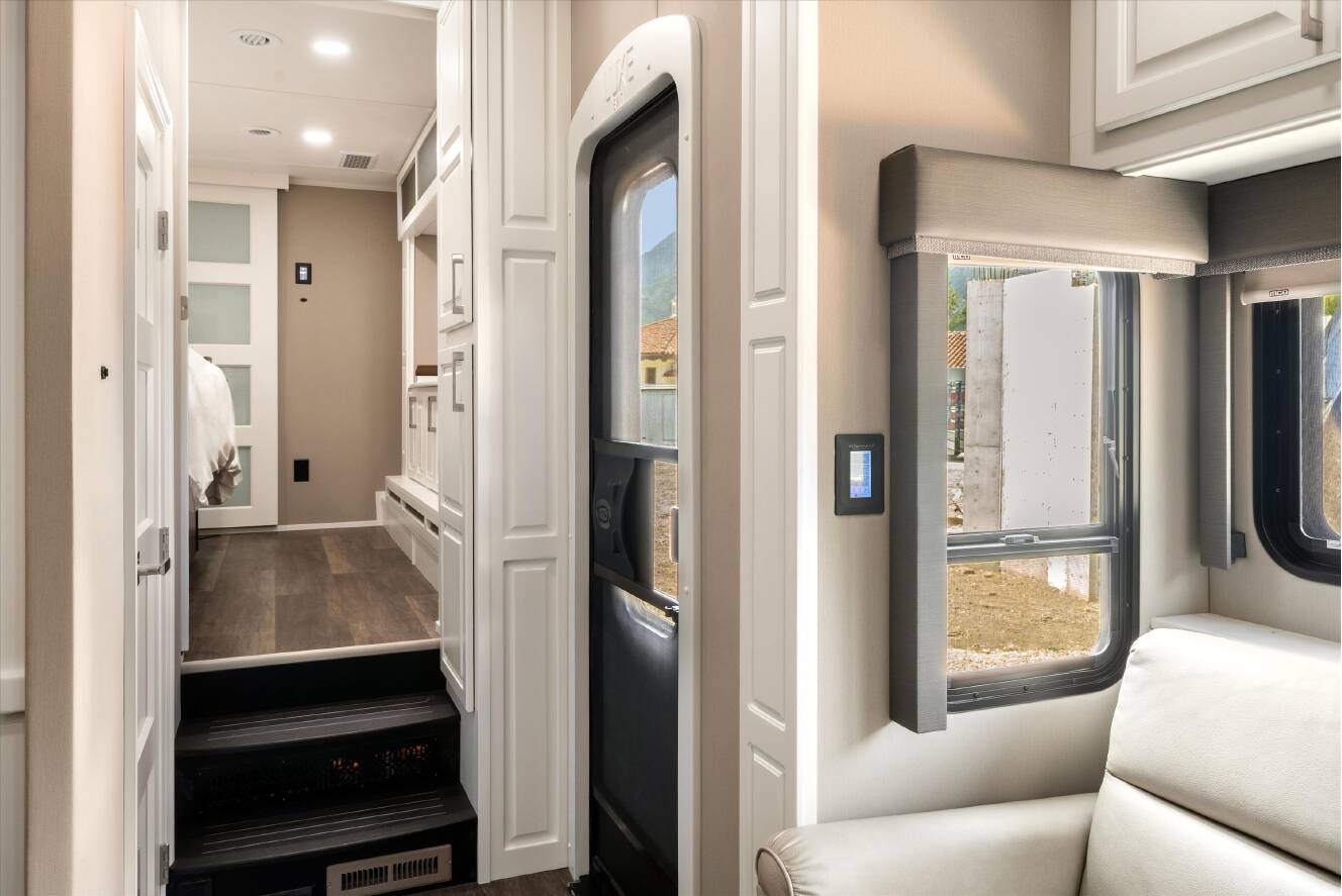 A photo of this 2027 Luxe ELITE 46RKB