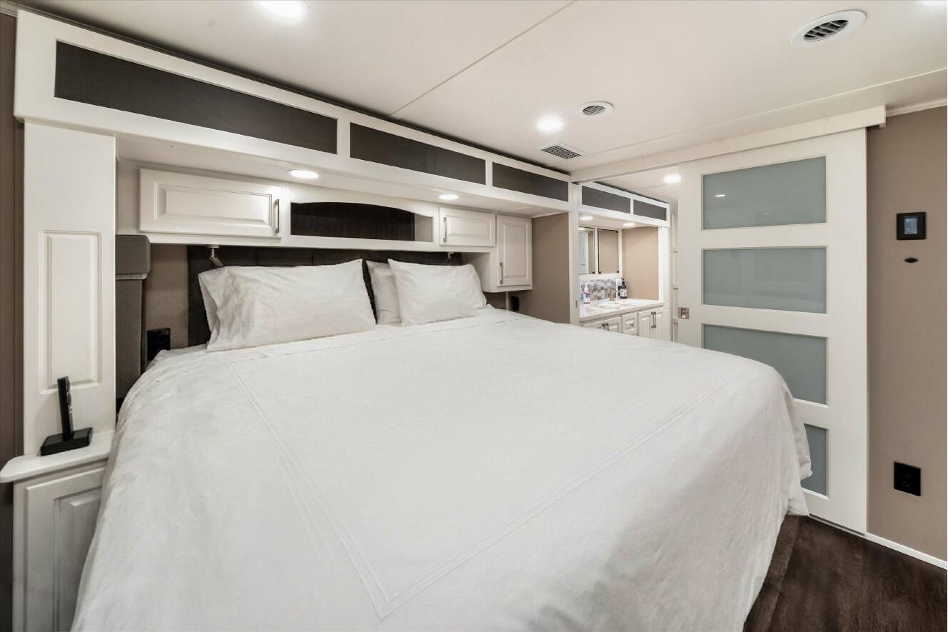 A photo of this 2027 Luxe ELITE 46RKB