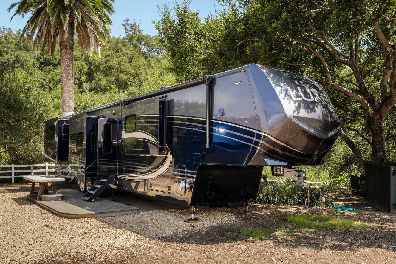 A photo of this 2027 Luxe ELITE 46RKB