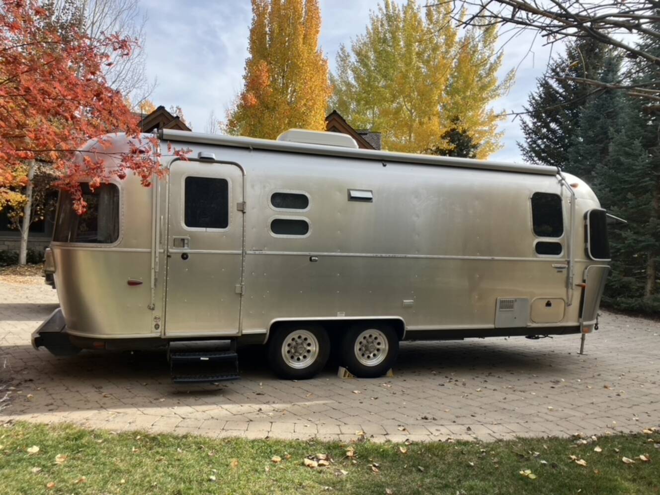 A photo of this 2010 Airstream INTERNATIONAL SIGNATURE 25FB SIGNATURE