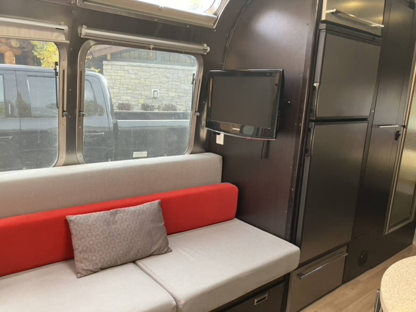 A photo of this 2010 Airstream INTERNATIONAL SIGNATURE 25FB SIGNATURE