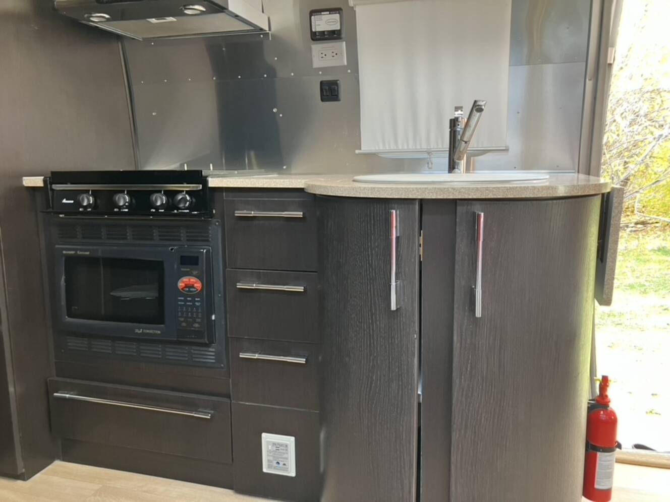 A photo of this 2010 Airstream INTERNATIONAL SIGNATURE 25FB SIGNATURE