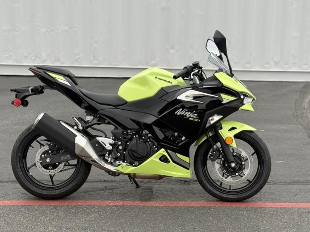 2026 Kawasaki Ninja 500 ABS Metallic Yellowish Green/Ebony ABS in Las Vegas, NV
