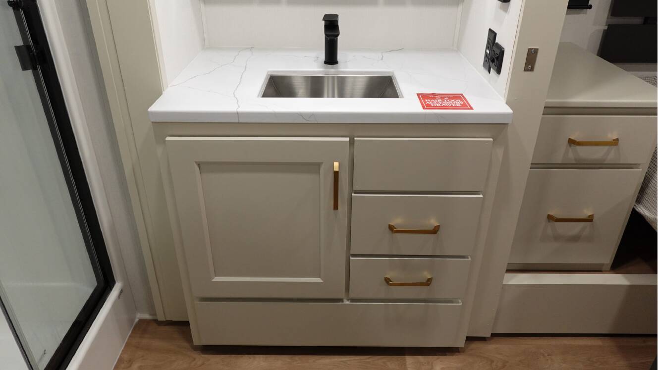 A photo of this 2026 Keystone AVALANCHE 390DS