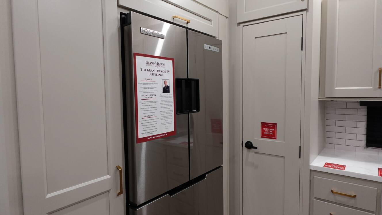 A photo of this 2026 Keystone AVALANCHE 390DS