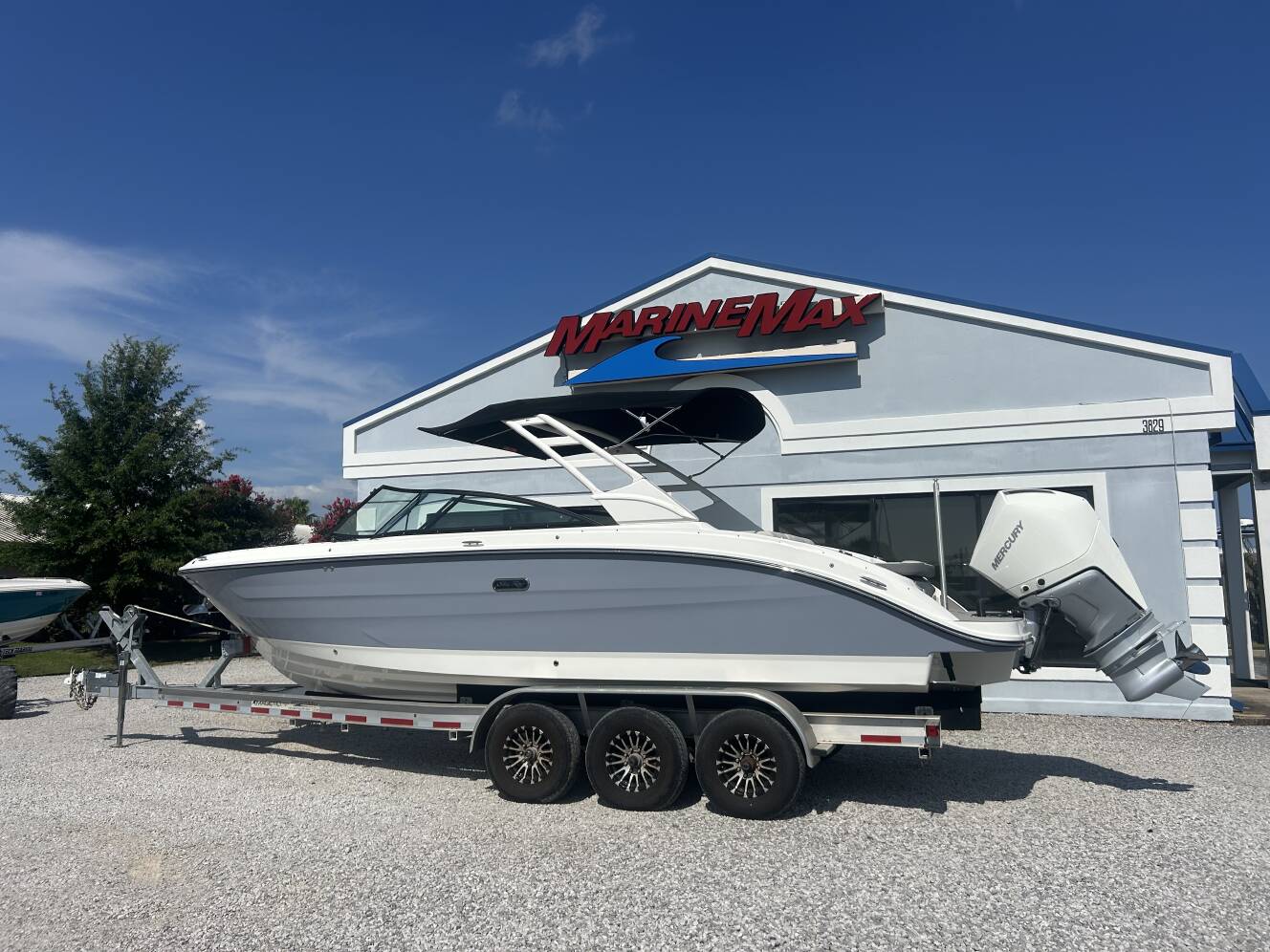 A photo of this 2027 Sea Ray SDX 270 Outboard