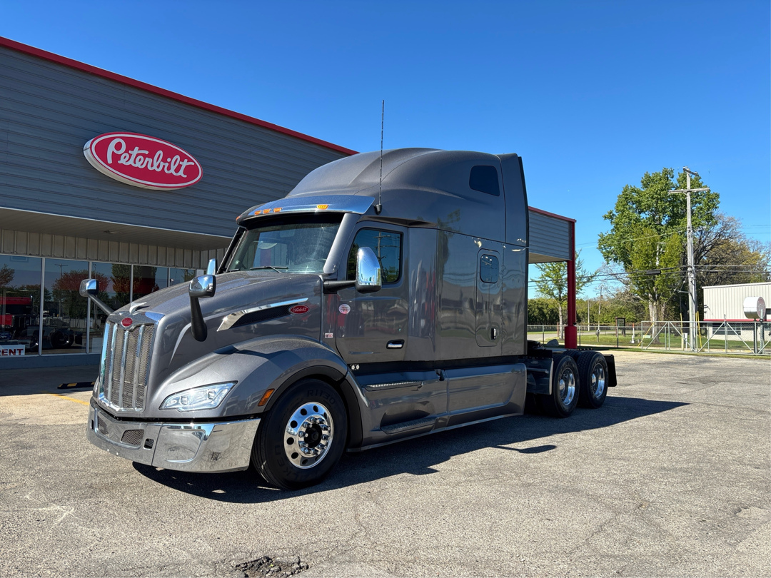 2023 PETERBILT 579 in Bolingbrook, IL