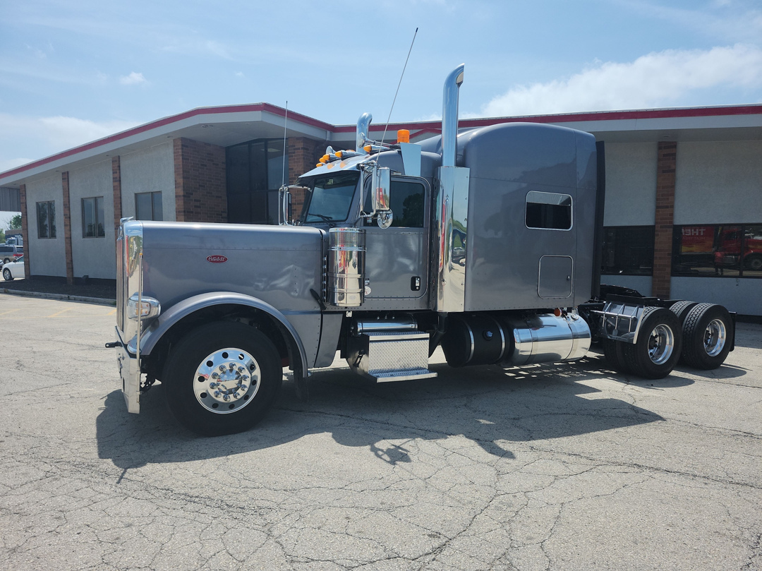2020 PETERBILT 389 in Pewaukee, WI