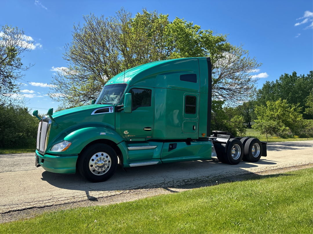 2022 KENWORTH T680 in Bolingbrook, IL