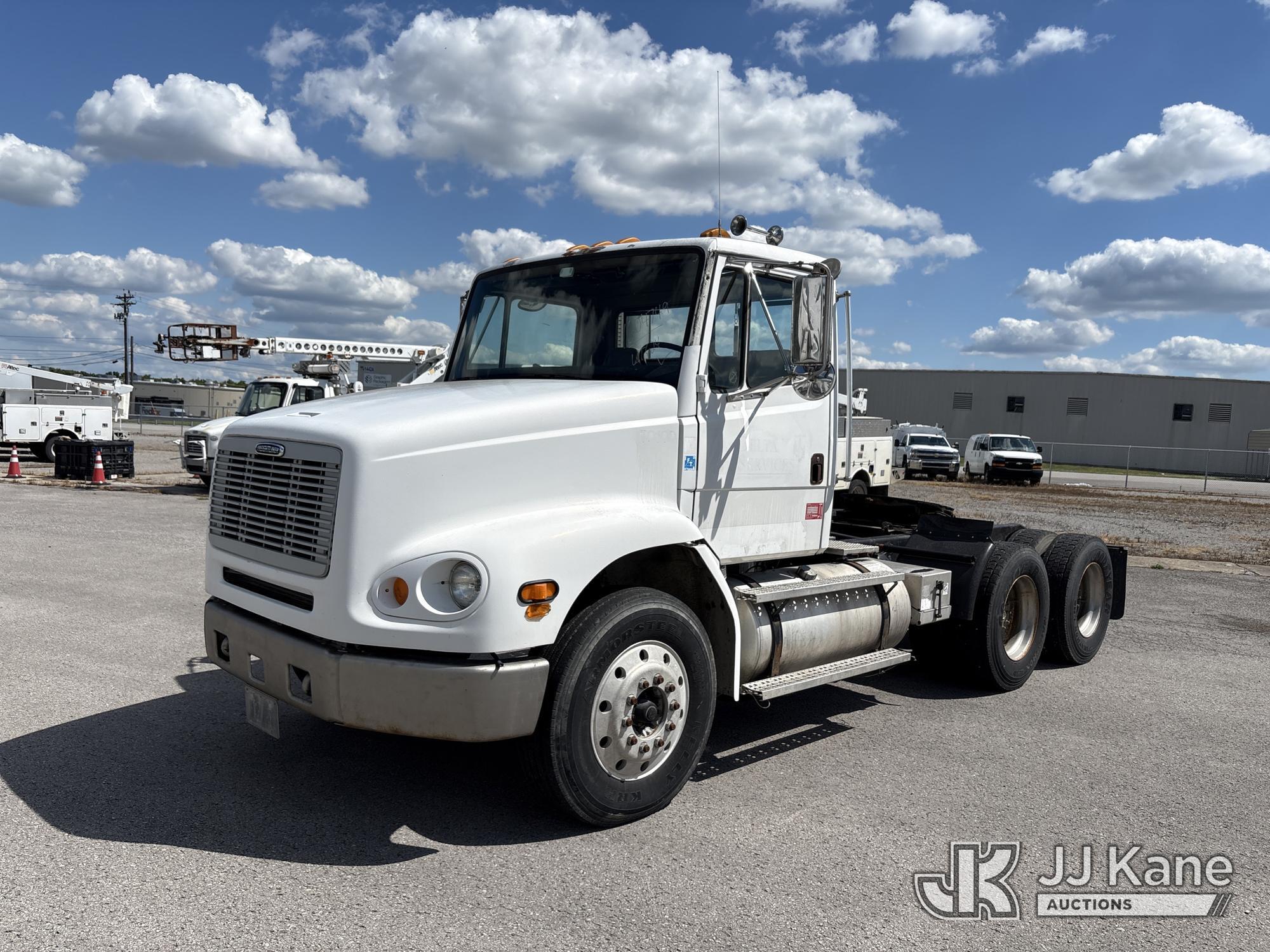 2000 Freightliner FL112 in Lebanon, TN