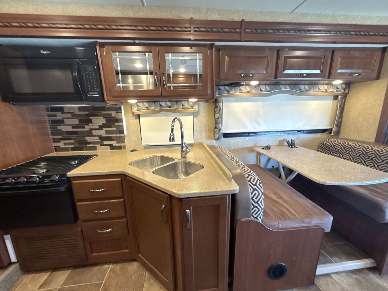 A photo of this 2017 Thor CHATEAU 31W