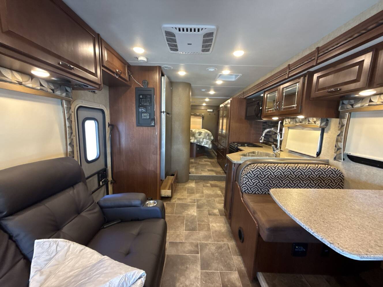 A photo of this 2017 Thor CHATEAU 31W