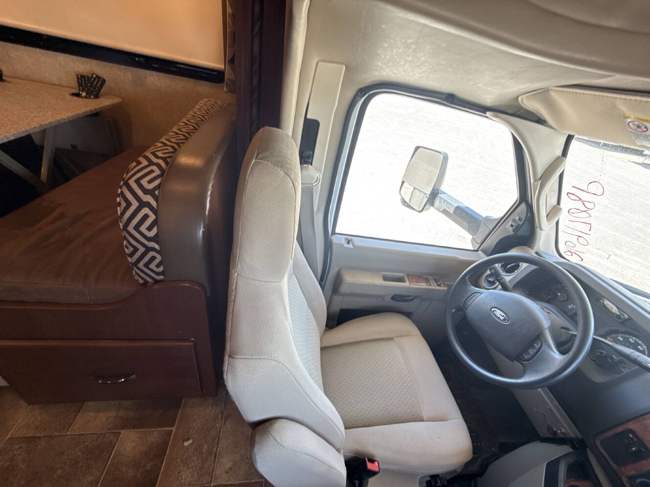 A photo of this 2017 Thor CHATEAU 31W