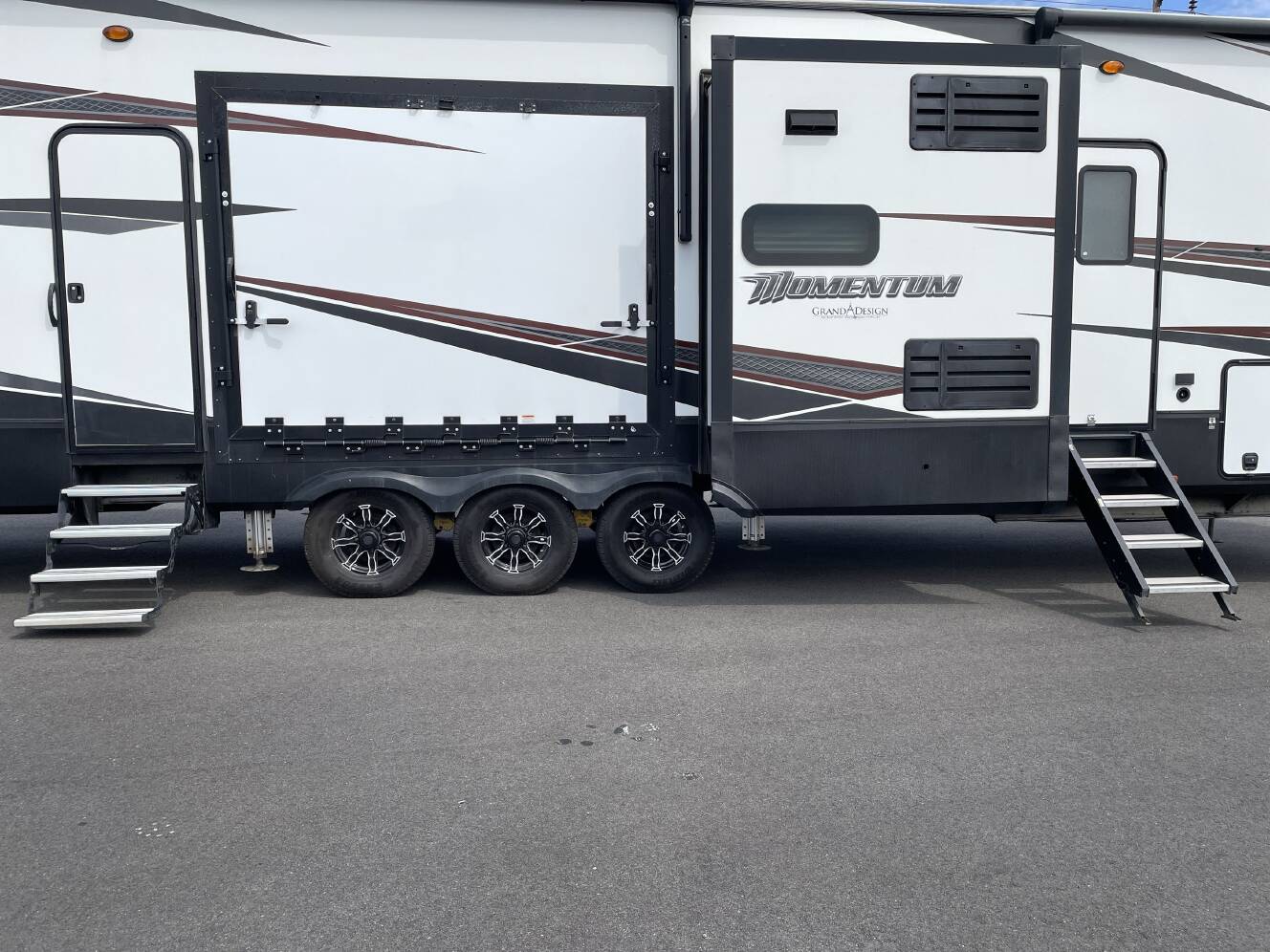 A photo of this 2019 Grand Design MOMENTUM 399TH