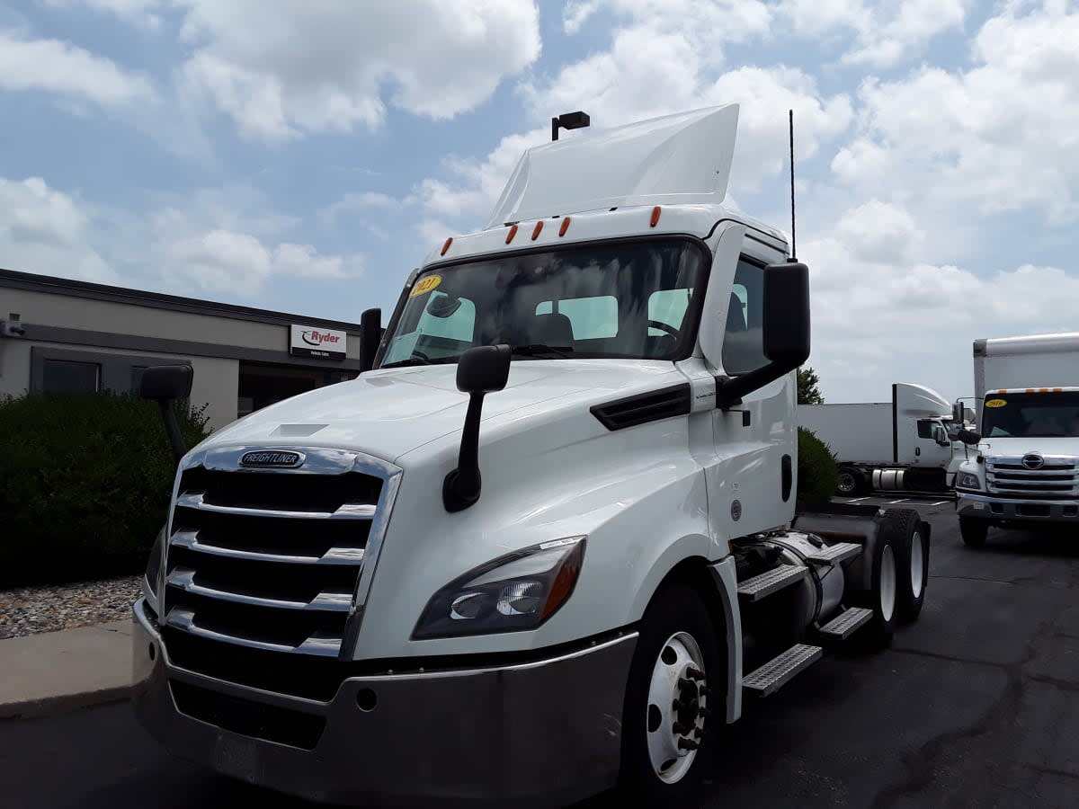2021 FREIGHTLINER CASCADIA 126 in Altoona, IA