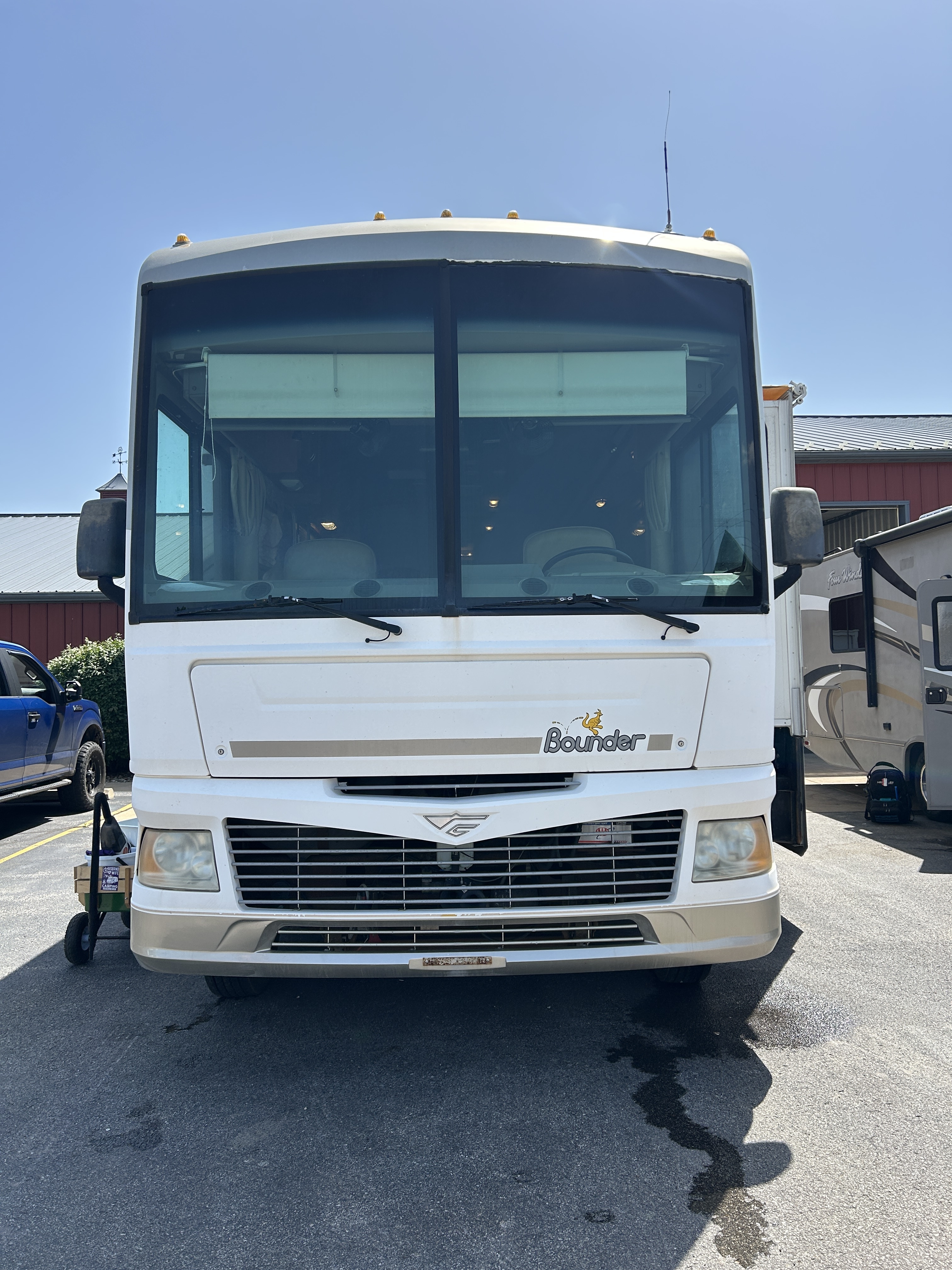 2006 Fleetwood BOUNDER 35E in jones MI