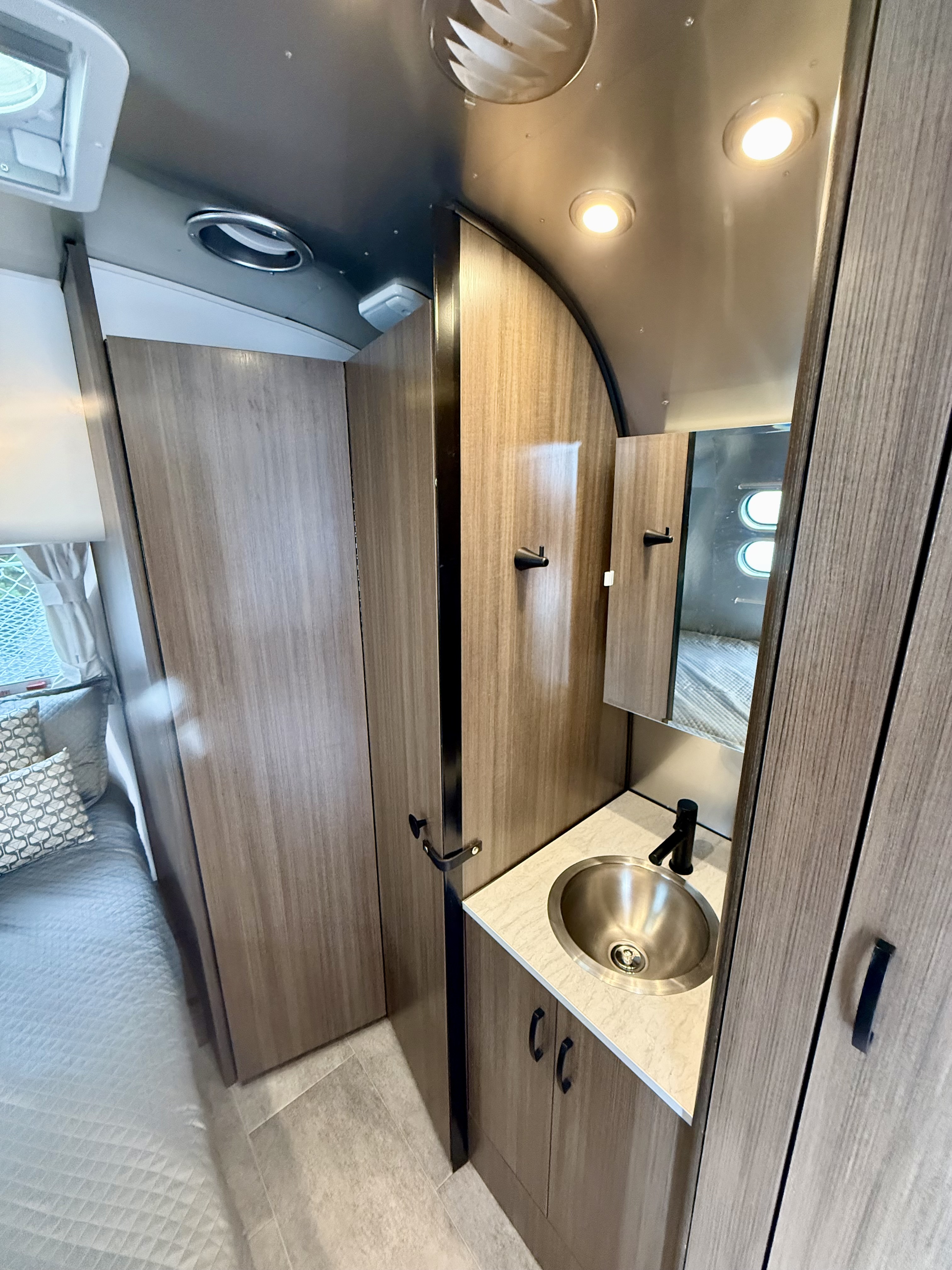 2023 Airstream CARAVEL 19CB in kirkland WA