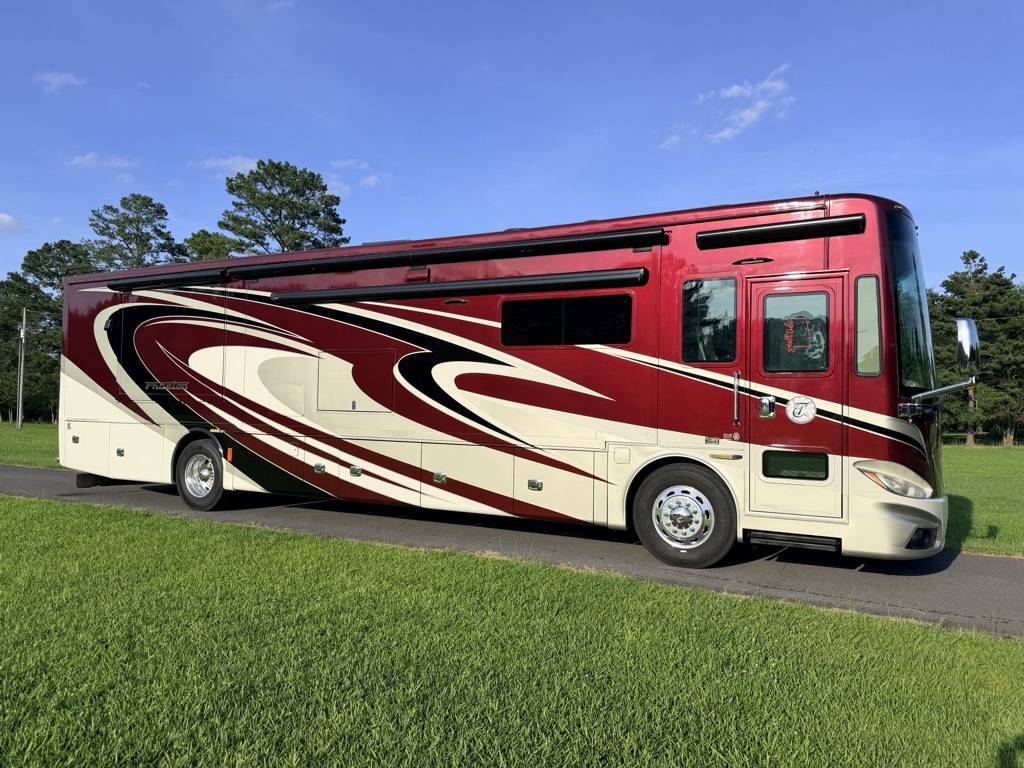 2015 Tiffin Motorhomes PHAETON 40 AH in centre AL