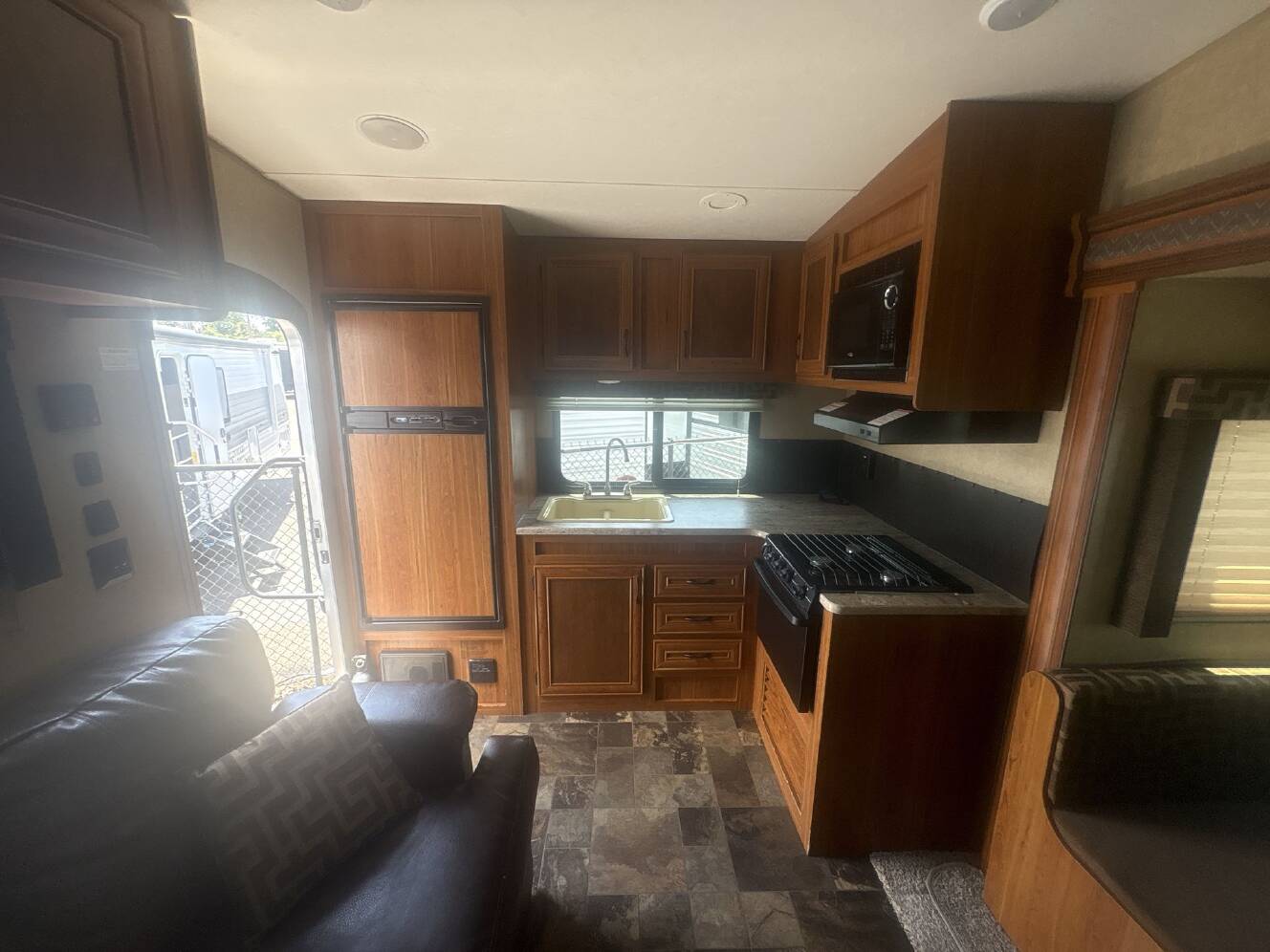 A photo of this 2016 Starcraft AR-ONE MAXX 24RKS FW
