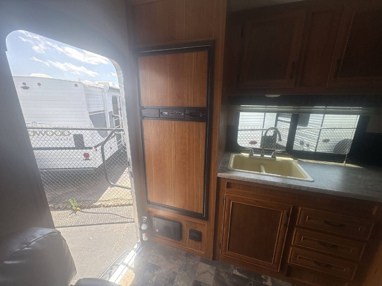 A photo of this 2016 Starcraft AR-ONE MAXX 24RKS FW