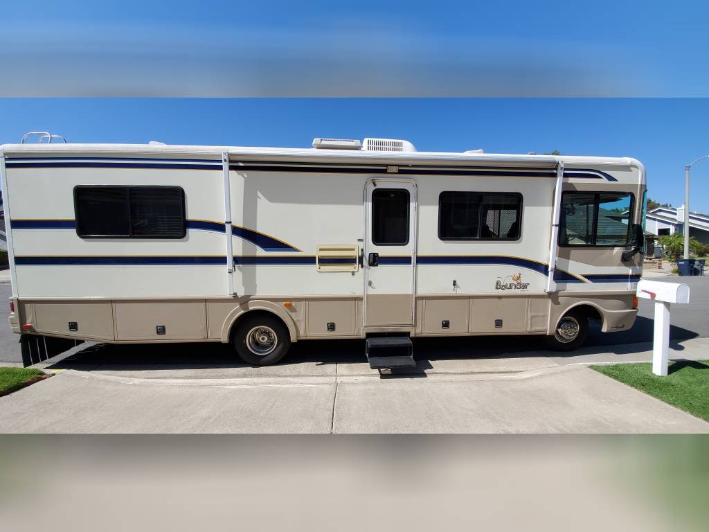 1998 Fleetwood BOUNDER 30E in riverside CA