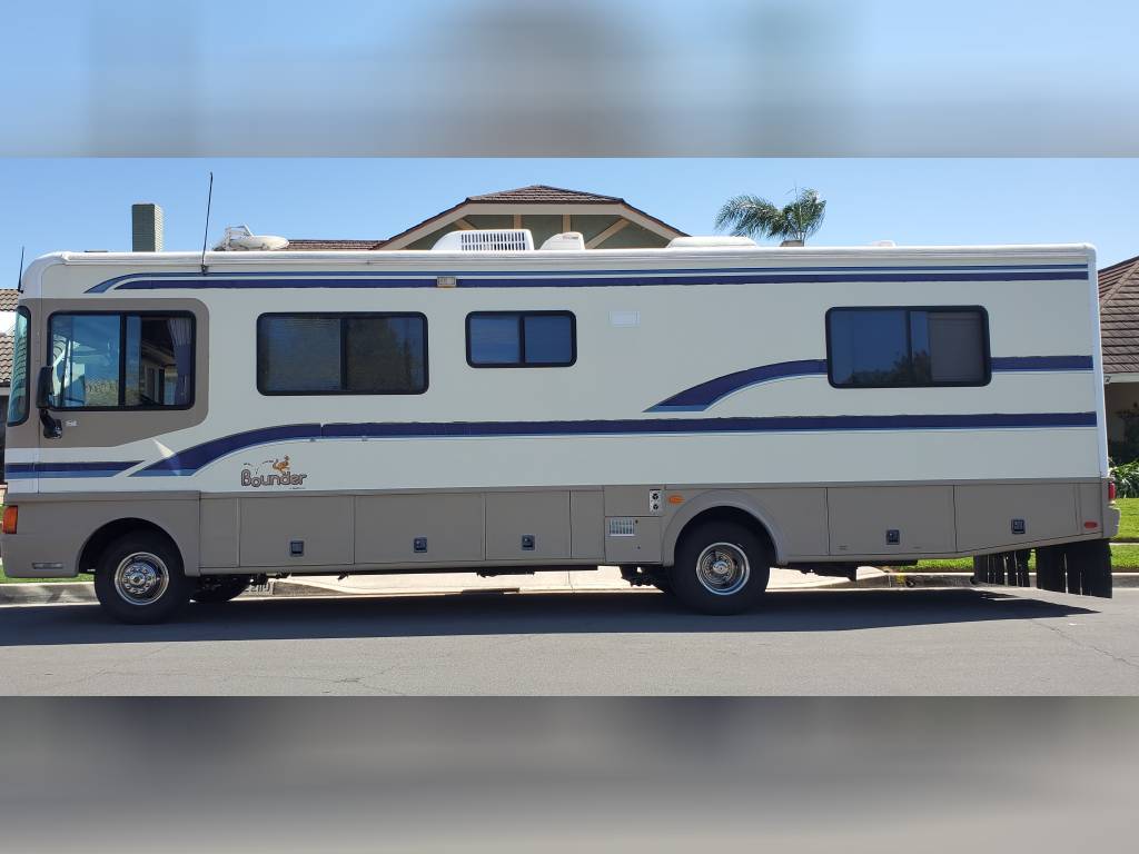 1998 Fleetwood BOUNDER 30E in riverside CA