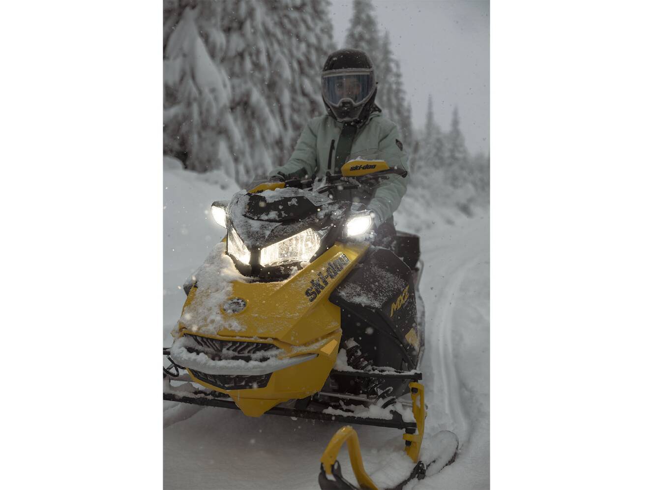 A photo of this 2025 Ski-Doo MXZ NEO 600 EFI ES RipSaw 1.25