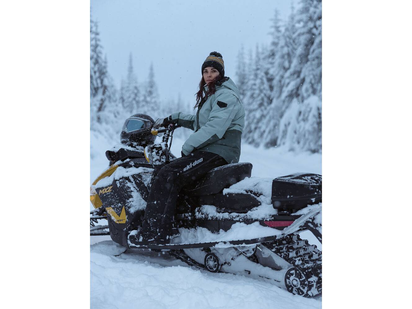 A photo of this 2025 Ski-Doo MXZ NEO 600 EFI ES RipSaw 1.25