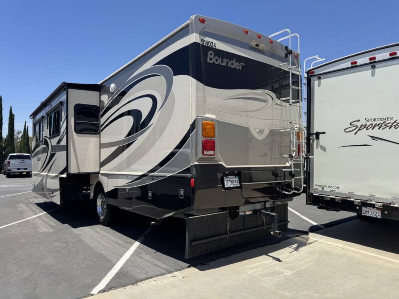 A photo of this 2014 Fleetwood BOUNDER 35K