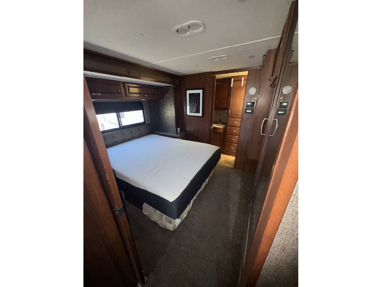 A photo of this 2014 Fleetwood BOUNDER 35K