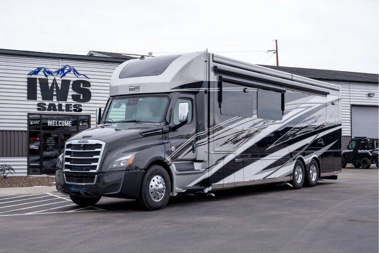 A photo of this 2026 Newmar SUMMIT AIRE 4505