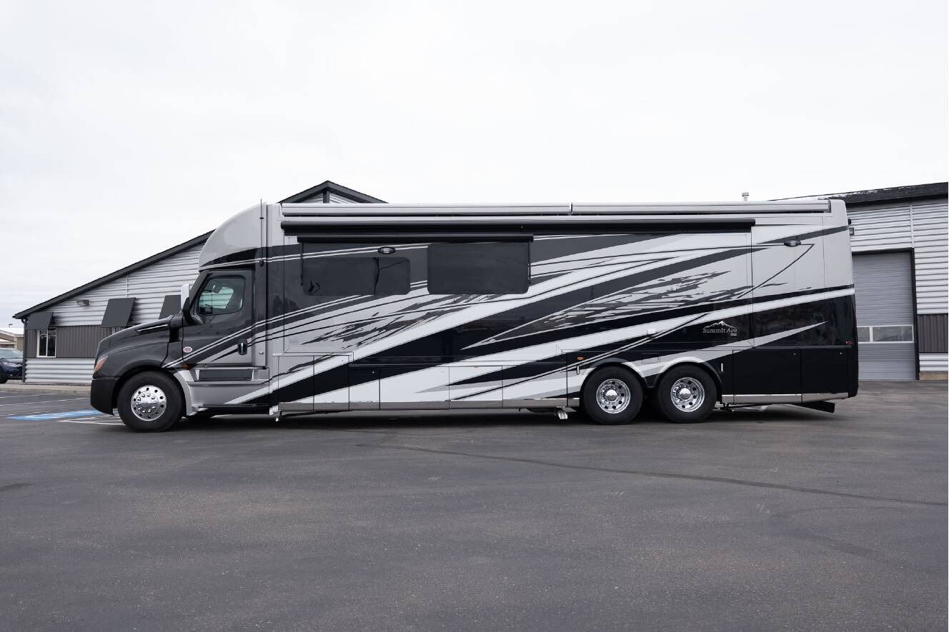 A photo of this 2026 Newmar SUMMIT AIRE 4505