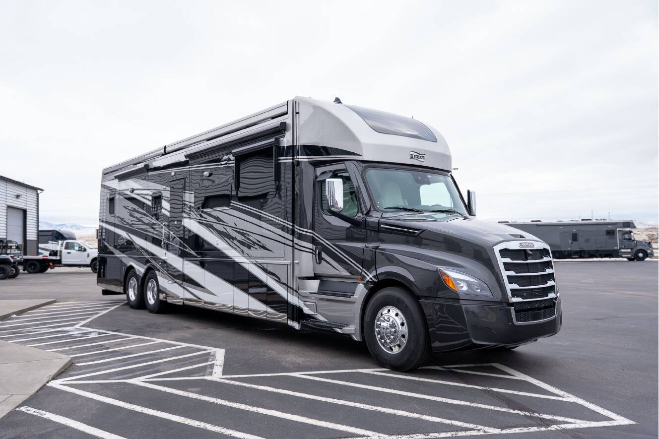 A photo of this 2026 Newmar SUMMIT AIRE 4505