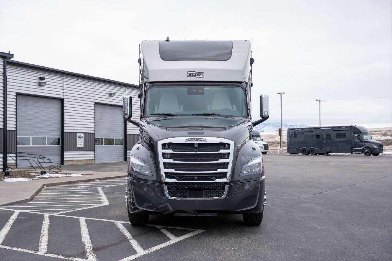 A photo of this 2026 Newmar SUMMIT AIRE 4505