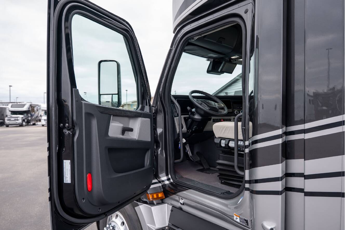 A photo of this 2026 Newmar SUMMIT AIRE 4505