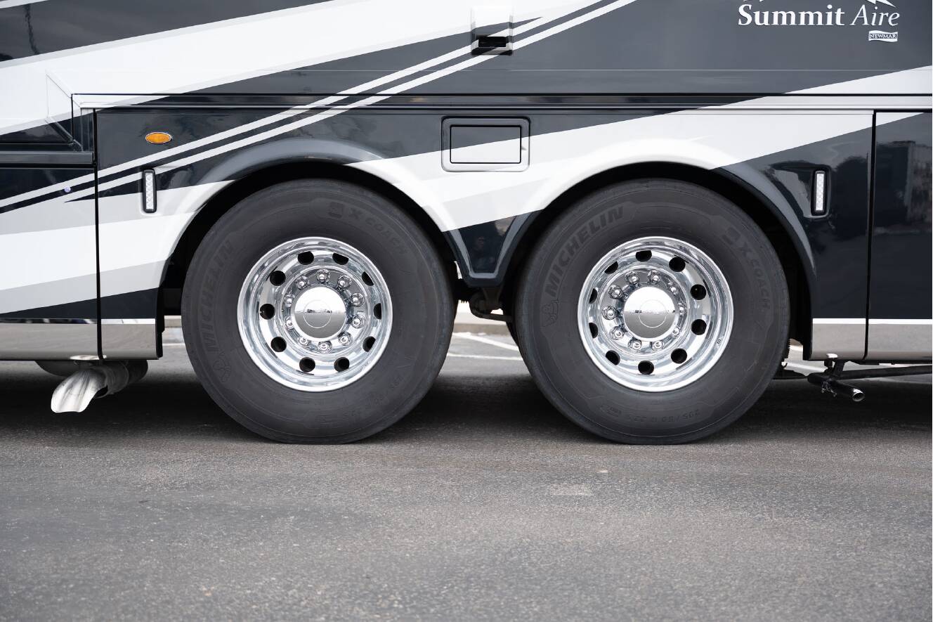 A photo of this 2026 Newmar SUMMIT AIRE 4505