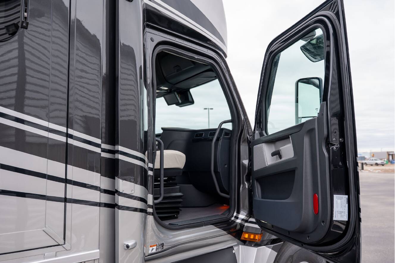 A photo of this 2026 Newmar SUMMIT AIRE 4505