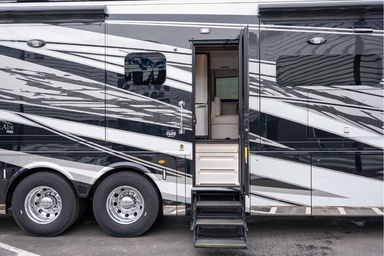 A photo of this 2026 Newmar SUMMIT AIRE 4505