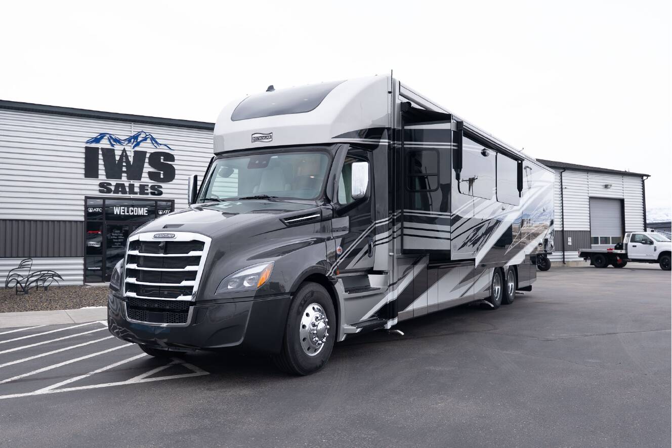 A photo of this 2026 Newmar SUMMIT AIRE 4505