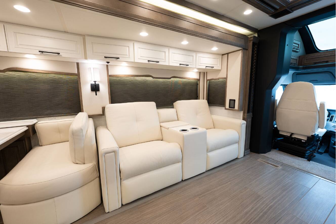 A photo of this 2026 Newmar SUMMIT AIRE 4505